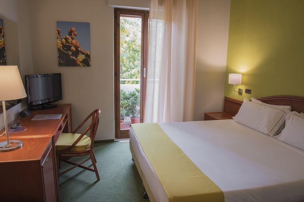 Hotel Riva Del Sole Giovinazzo Bagian luar foto