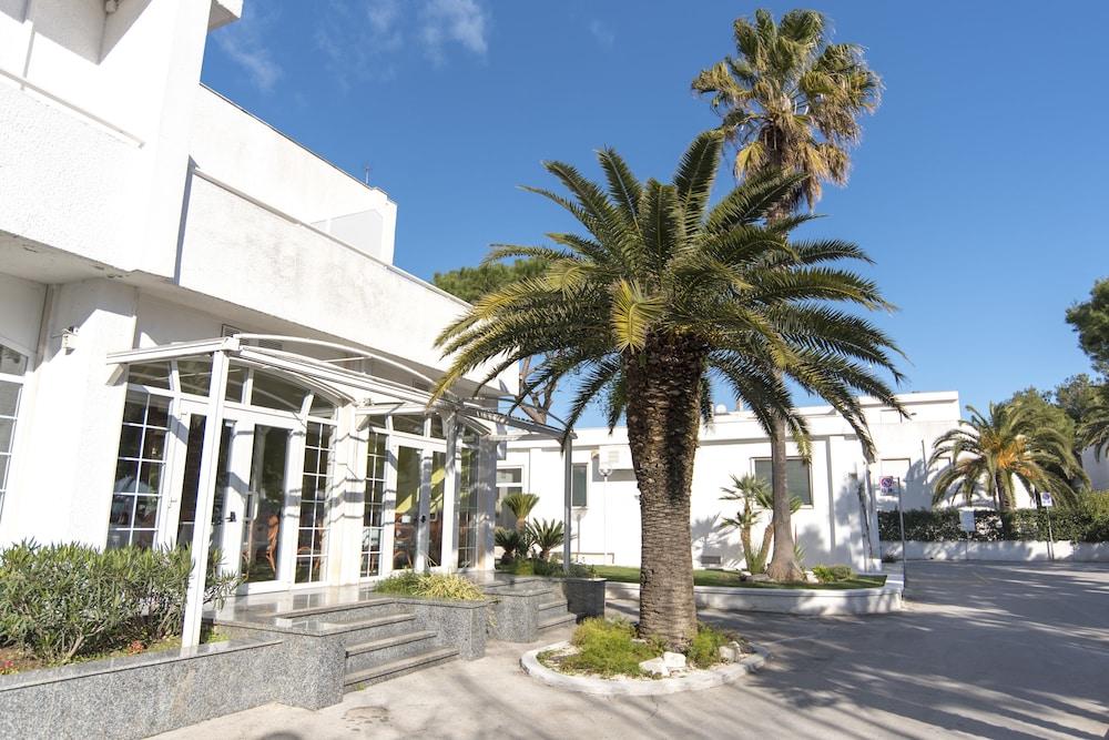 Hotel Riva Del Sole Giovinazzo Bagian luar foto