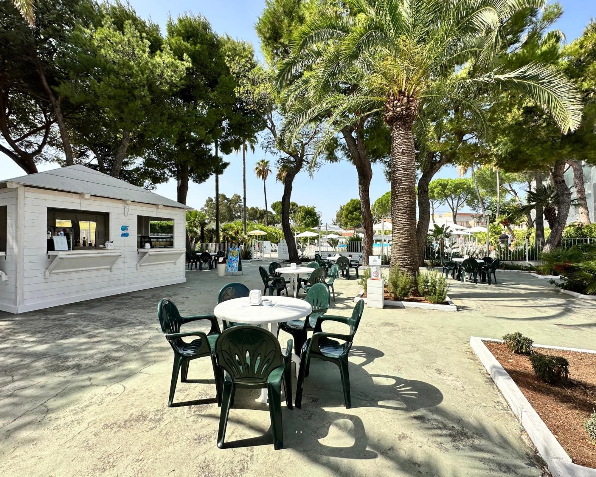 Hotel Riva Del Sole Giovinazzo Bagian luar foto