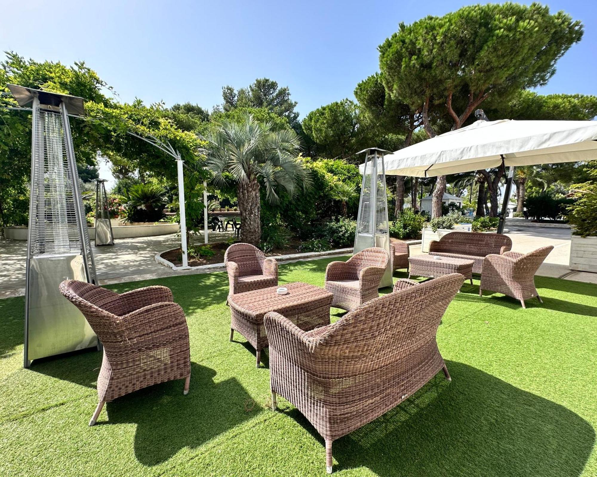 Hotel Riva Del Sole Giovinazzo Bagian luar foto