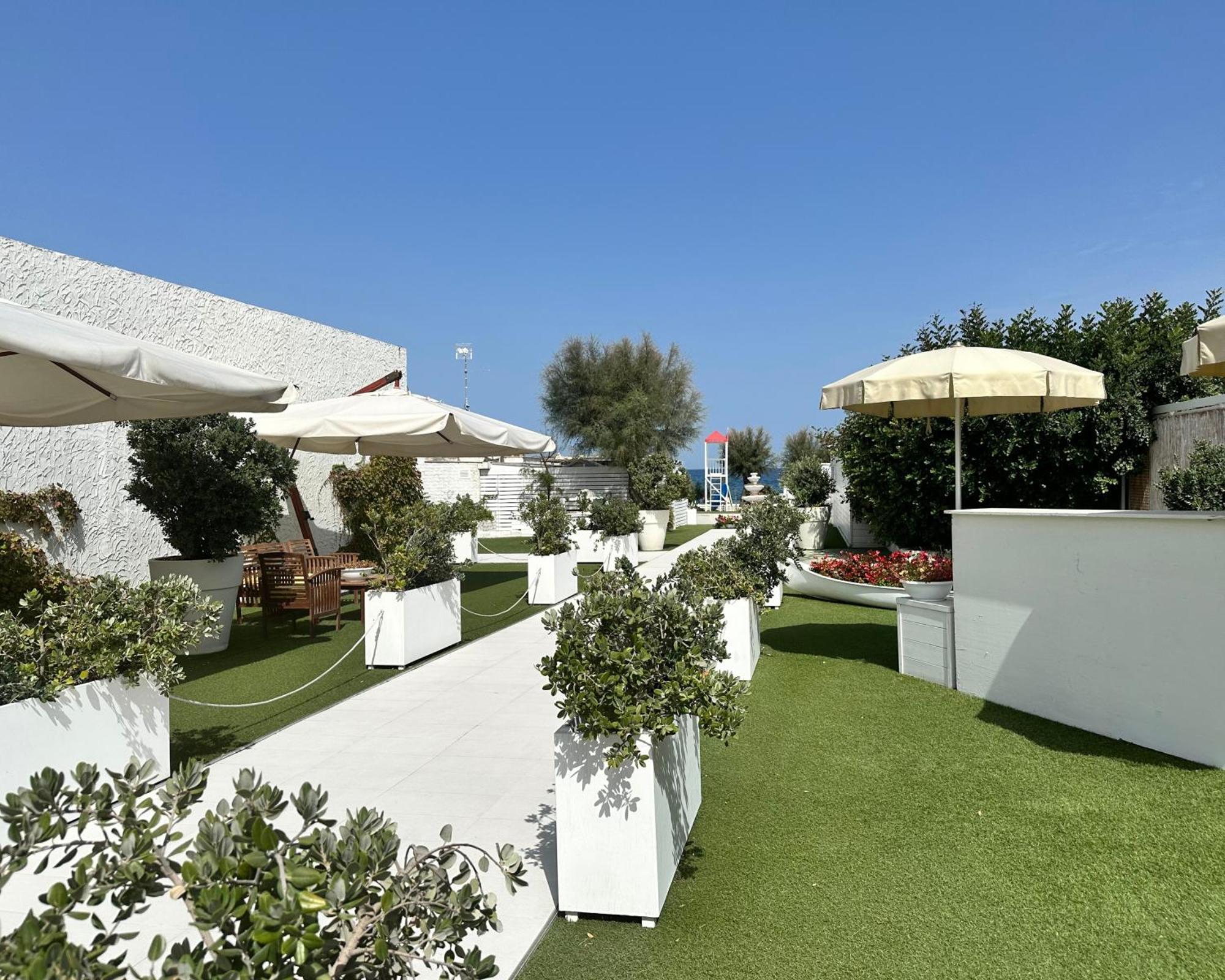 Hotel Riva Del Sole Giovinazzo Bagian luar foto