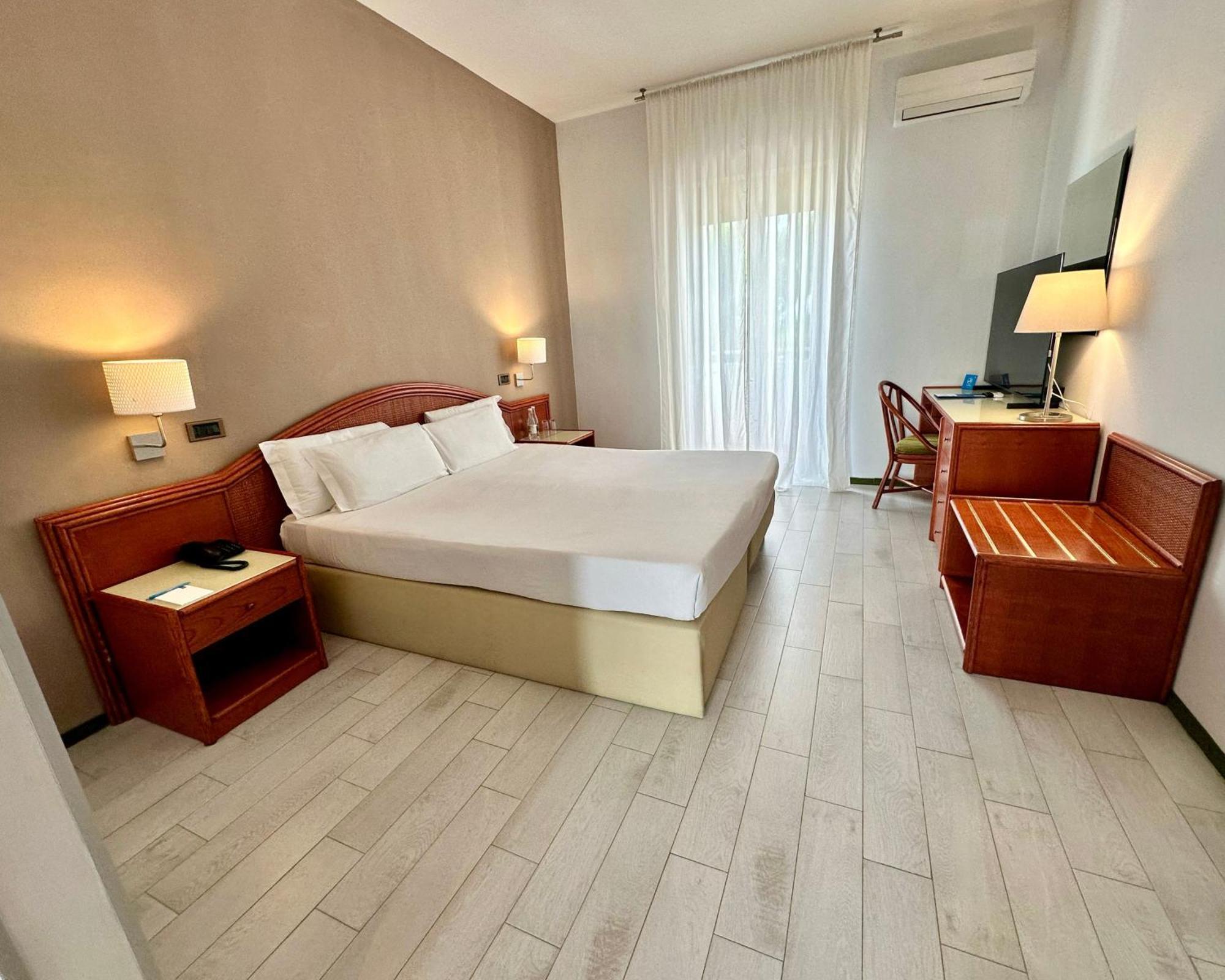 Hotel Riva Del Sole Giovinazzo Bagian luar foto