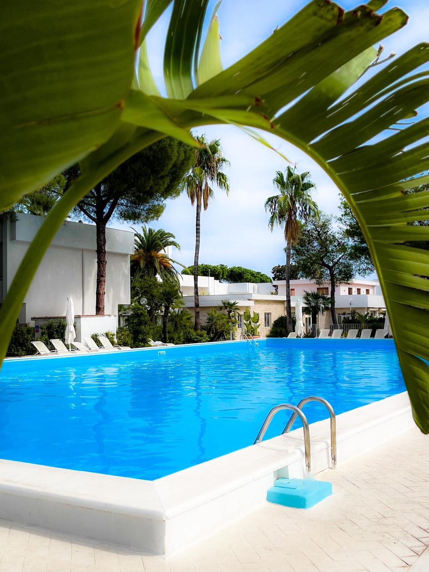 Hotel Riva Del Sole Giovinazzo Bagian luar foto