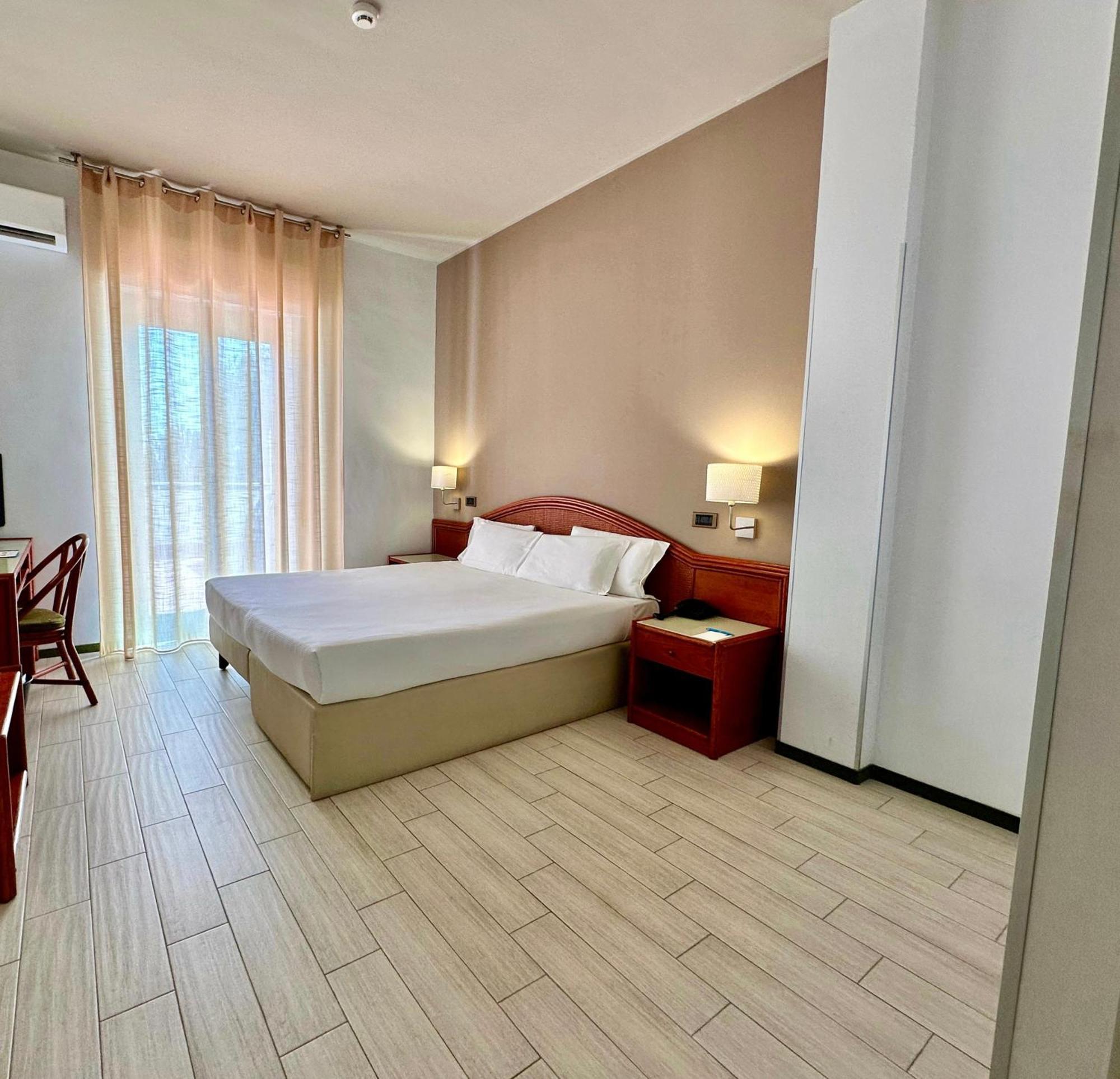 Hotel Riva Del Sole Giovinazzo Bagian luar foto