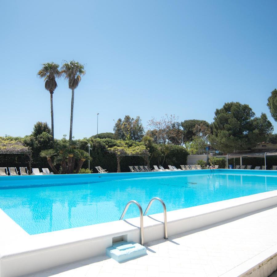 Hotel Riva Del Sole Giovinazzo Bagian luar foto